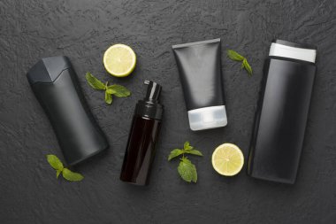 Erkekler kozmetik şişeleri, arka planda nane yaprakları, üst manzara.