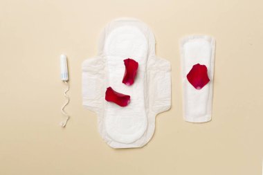 Renkli arka planda regl hijyen ürünleri, üst görünüm