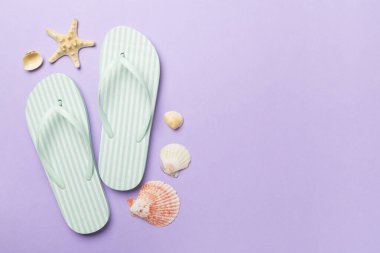 Renk arkaplanı ve üst görünümde çizgili parmak arası terlikler