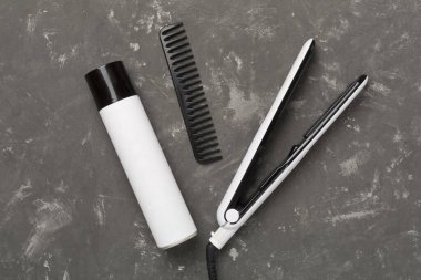 Beton arka planda termo korumalı saç düzleştirici, üst, görünüm