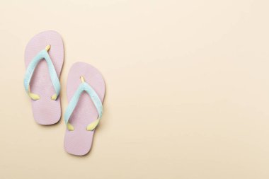 Renk arkaplanı ve üst görünümde parlak parmak arası terlikler