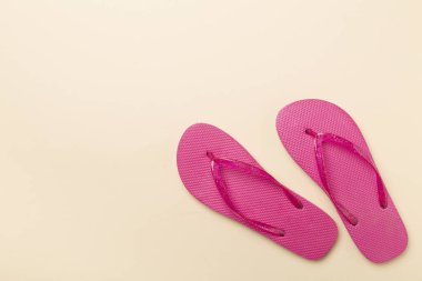 Renk arkaplanı ve üst görünümde parlak parmak arası terlikler