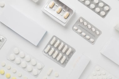 Su toplamada, kutularda ve renk arkaplanında farklı haplar vardı.