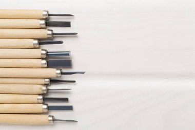 Ahşap arka planda marangoz araçları, üst görünüm