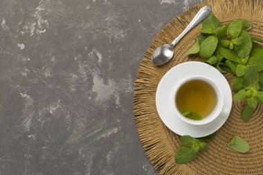 Beton zeminde taze nane çayı, üst manzara.