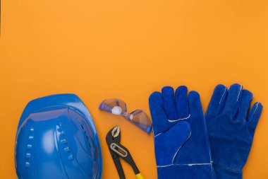 Renk arkaplan üzerinde mavi inşaat ekipmanı, üst görünüm