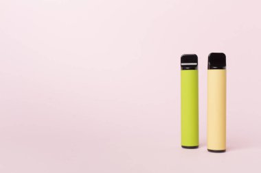 Renkli arka planda tek kullanımlık elektronik sigara