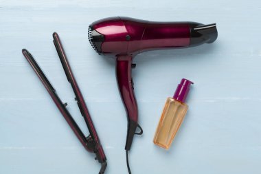 Ahşap arka planda termo korumalı saç aletleri, üst, görünüm