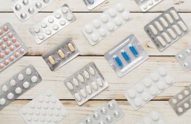 Kabarcık ambalajlı haplar ahşap arka planda, üst manzara