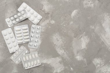 Beton arka planda su toplayan haplar, üst manzara.