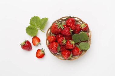 Renkli arka planda yaprakları olan çilekler, üst görünüm