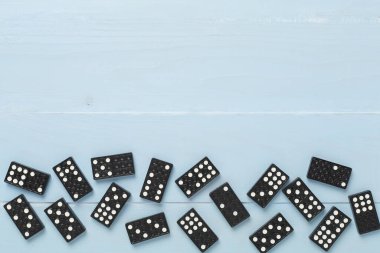 Ahşap zemin üzerinde siyah domino taşları, üst görünüm