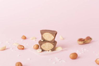 Renkli arka planda lezzetli çikolata fıstık ezmesi bardak