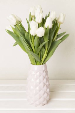 Tahta masadaki vazoda lale çiçekleri.