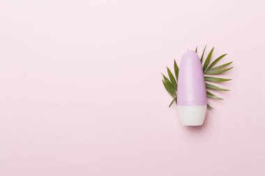 Renk arkaplanında doğal deodorant, üst görünüm