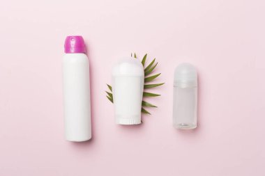 Renk arkaplanındaki doğal deodorantlar, üst görünüm