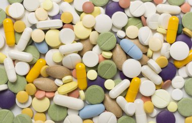 Birçok farklı renkli ilaç ve ilaç yukarıdan