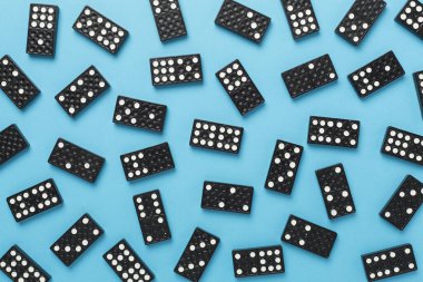 Renk arkaplan üzerinde siyah domino taşları, üst görünüm