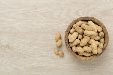 Ahşap arka planda soyulmamış fıstık, üst manzara.