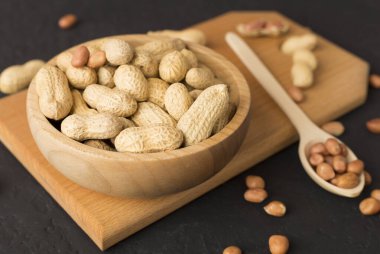 Beton masada soyulmuş ve soyulmamış fıstıklar.