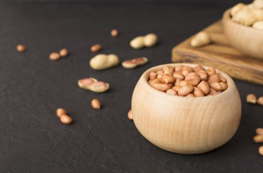 Beton masada soyulmuş ve soyulmamış fıstıklar.