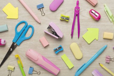 Ahşap arka planda renkli okul kırtasiyesiyle dümdüz yatıyordu.