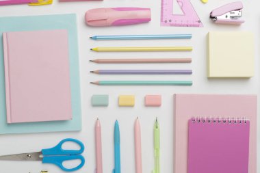 Beyaz arka plan, üst görünüm üzerine renkli okul kırtasiyesi ile düz yatıyordu