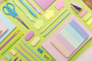 Renkli arka plan, üst görünüm üzerine renkli okul kırtasiyesi ile düz yatıyordu