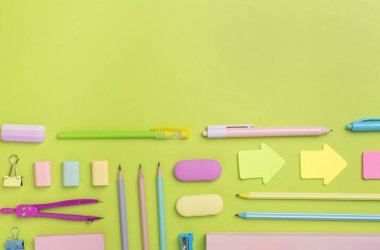 Renkli arka plan, üst görünüm üzerine renkli okul kırtasiyesi ile düz yatıyordu