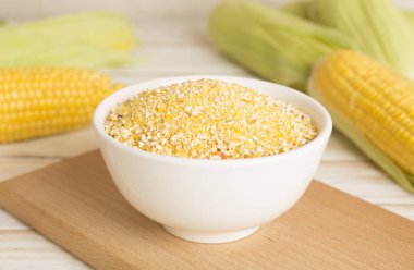 Tahta masada taze koçanlarla mısır homurdanıyor.