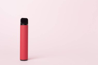 Renkli arka planda tek kullanımlık elektronik sigara