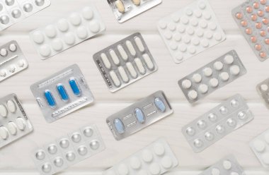 Kabarcık ambalajlı haplar ahşap arka planda, üst manzara