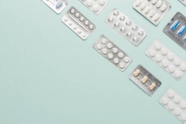 Renkli arka planda su toplayan haplar, üst görünüm