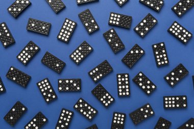 Renk arkaplan üzerinde siyah domino taşları, üst görünüm