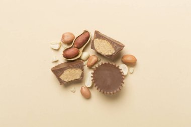 Renkli fındık ezmeli, çikolatalı fındık ezmeli fincanlar.