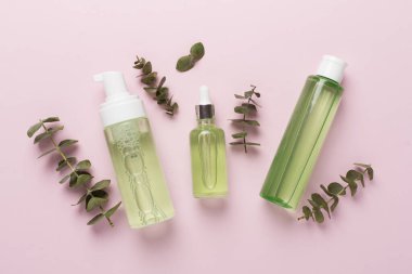 Renk arkaplanında bitkisel yüz bakımı ürünleri, üst görünüm