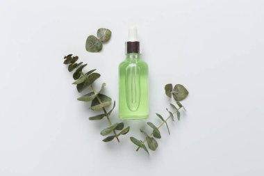 Renk arkaplan üzerinde bitkisel yüz serumu, üst görünüm