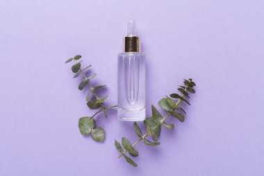 Renk arkaplan üzerinde bitkisel yüz serumu, üst görünüm