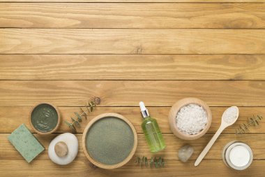 Beton zemin üzerinde kozmetik kil ve spa ürünleri ile kompozisyon, üst görünüm