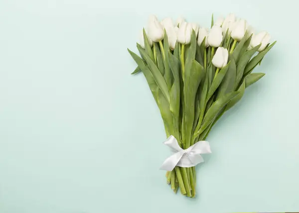 彩色背景的白色郁金香花束 顶视图 — 图库照片
