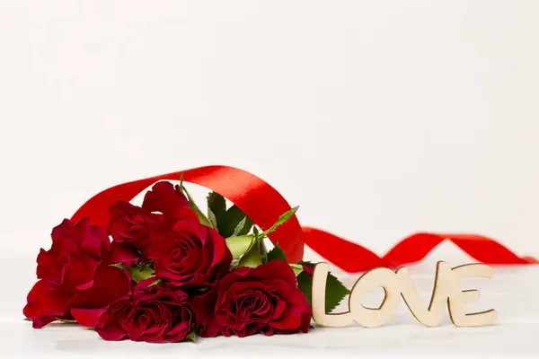 Dia Dos Namorados Rosas Vermelhas Com Decoração Mesa Branca — Fotografia de Stock