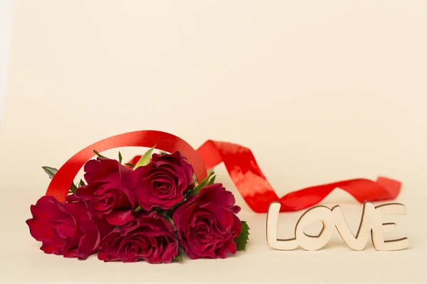 Dia Dos Namorados Rosas Vermelhas Com Decoração Tabela Cores — Fotografia de Stock