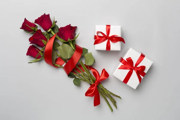 Valentines Day Gifts Red Roses Color Background Top View — Fotografia de Stock