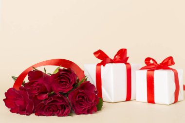 Sevgililer günü kırmızı güller ve renkli masalar.