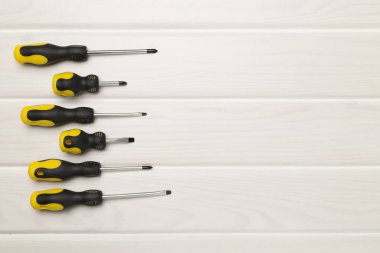 Tahta zemin üzerinde tornavidalar, üst görünüm