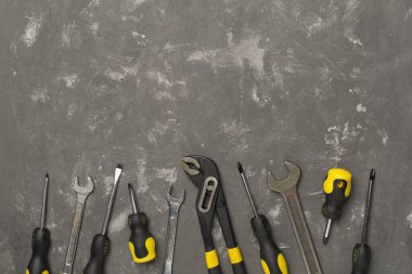 Beton zemin üzerinde tornavidalar, üst görünüm