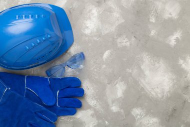 Beton zemin üzerinde mavi inşaat ekipmanları, üst görünüm