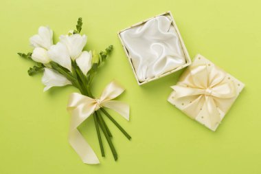 Fresia çiçek arkaplanı ve üst görünümü olan hediye kutusunu aç