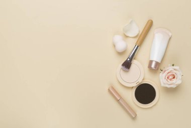 Renk arkaplan ve üst görünümde cilt rengi için makyaj ürünleri bileşimi