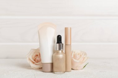 Masadaki cilt rengi için makyaj ürünleri içeren kompozisyon